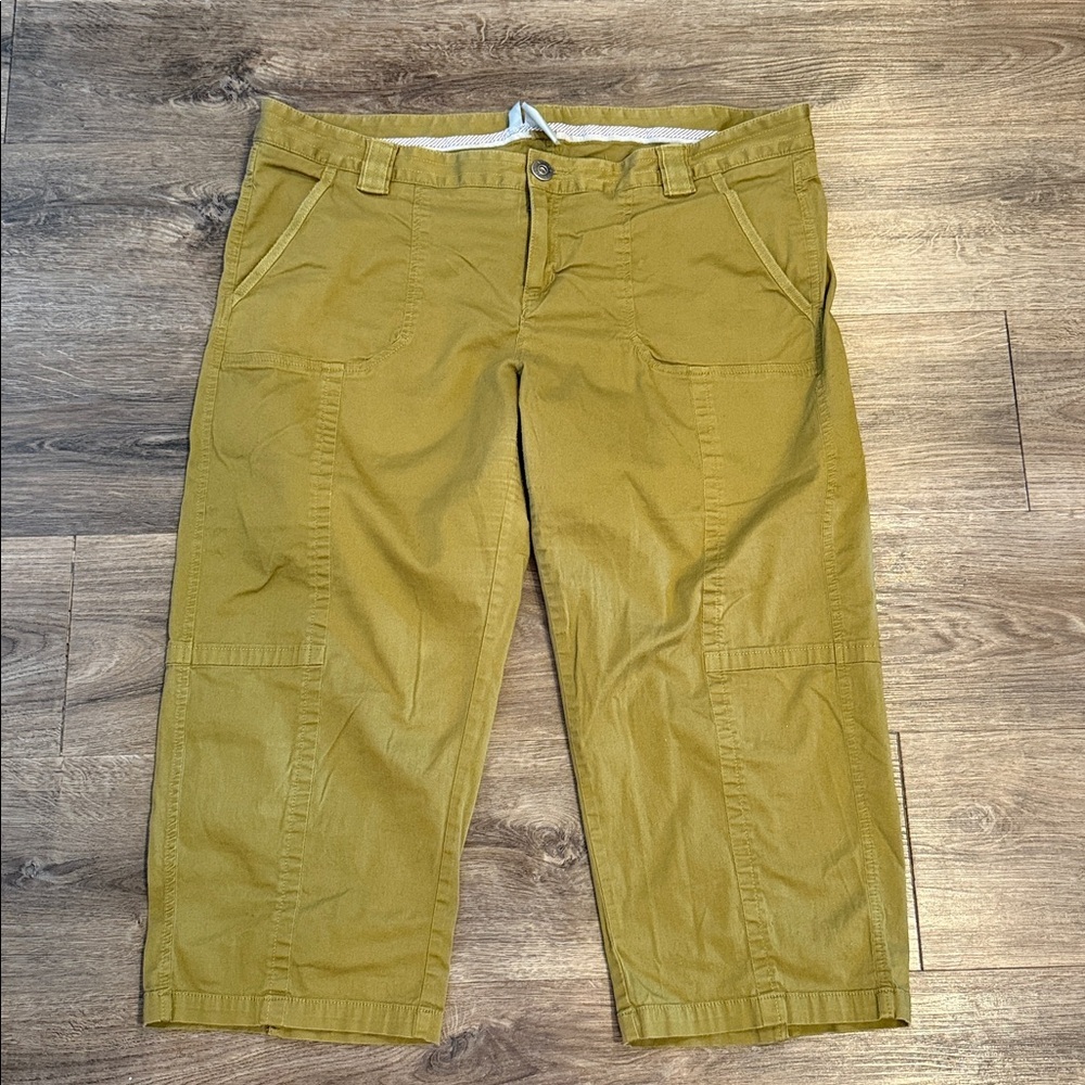 Athleta Hillcrest Green Moss Capri Size 16